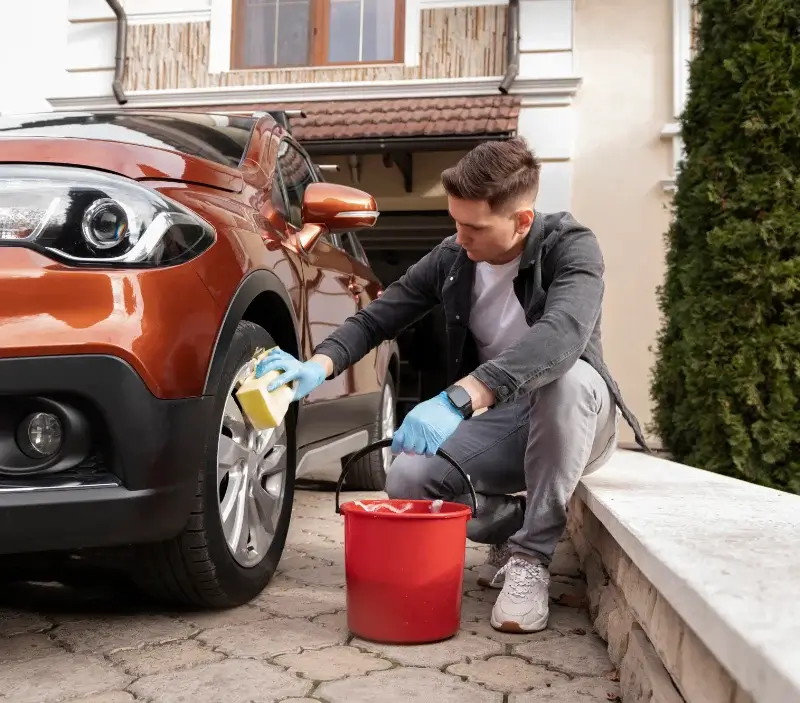 Lavage auto à domicile Laurie : professionnel intervenant sur un véhicule